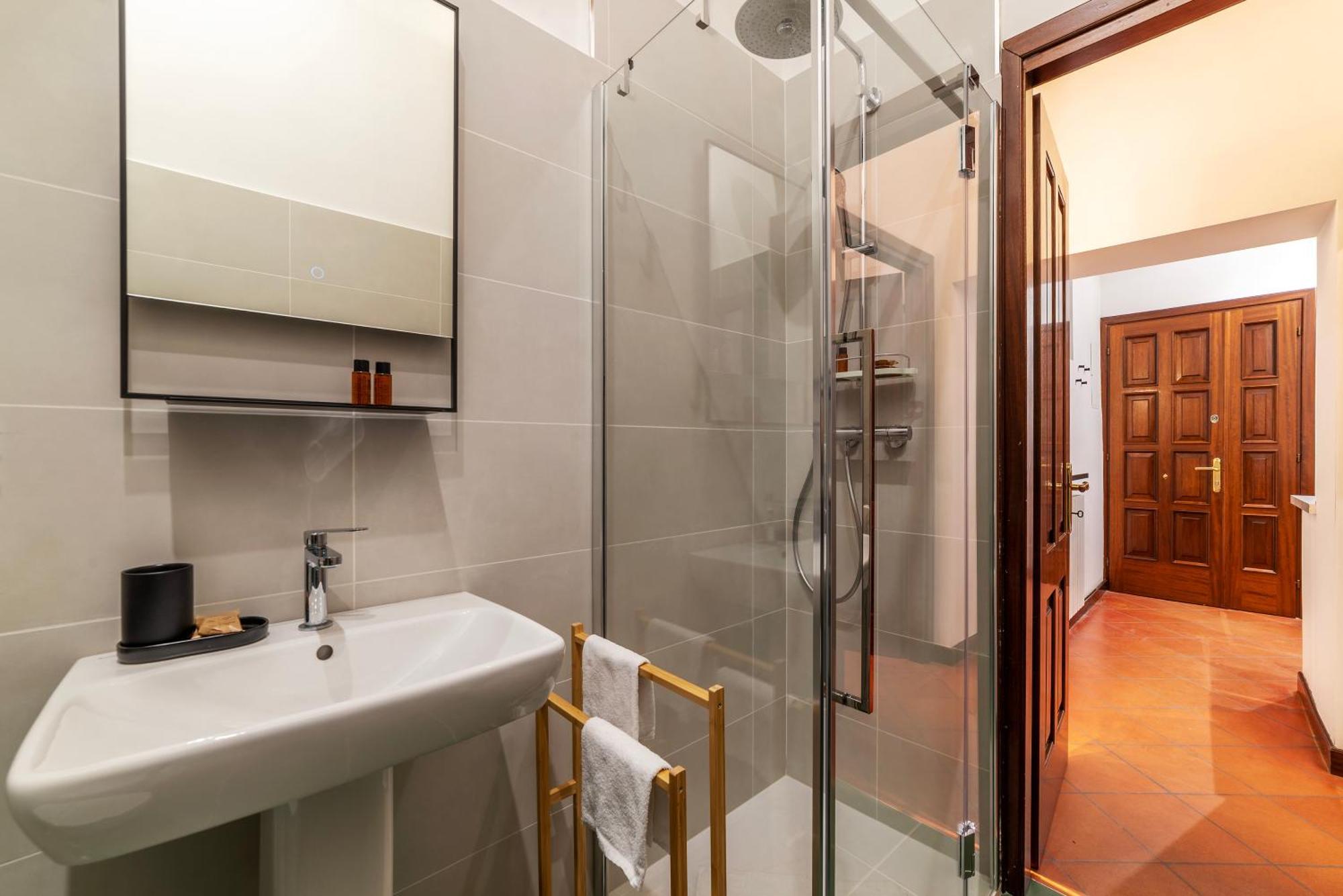 Brand New In The Heart Of Rome-for 5! * Rome